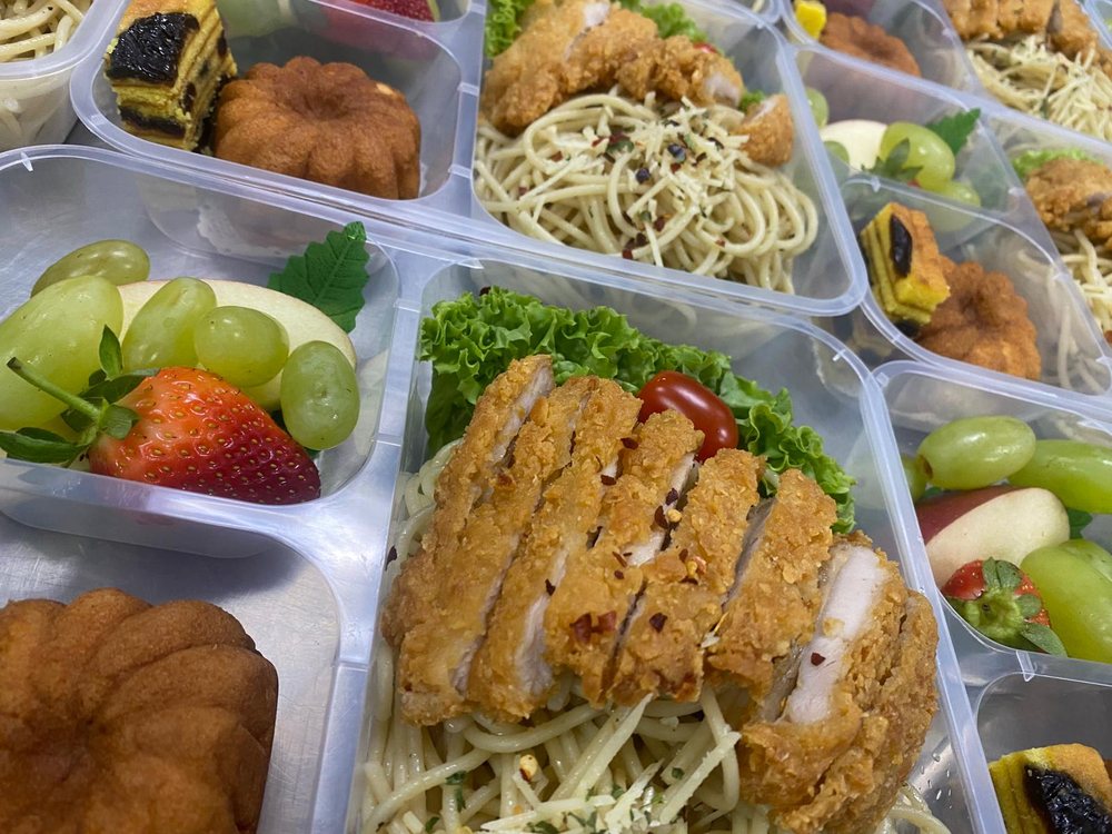 Bento sets with chicken cutlet aglio olio, fresh fruit and cake